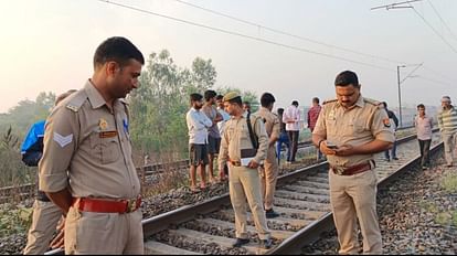 लव अफेयर का THE END: ममेरे भाई-बहन थे, इसलिए नहीं हुई शादी, बंधे थे दोनों के हाथ, ट्रैक पर ऐसे हाल में मिले शव मौके पर जांच करती पुलिस।
