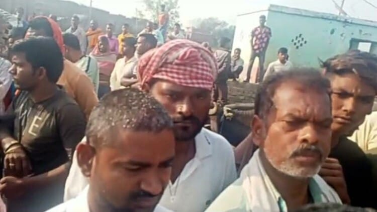 Buxar:भोजपुरी गायक के तिलक में हर्ष फायरिंग में घायल हुए किशोर की मौत, परिजन  शव लेकर राजपुर थाना पहुंचे - Teenager Injured In Joy Firing At Tilak  Ceremony Of Bhojpuri Singer ...