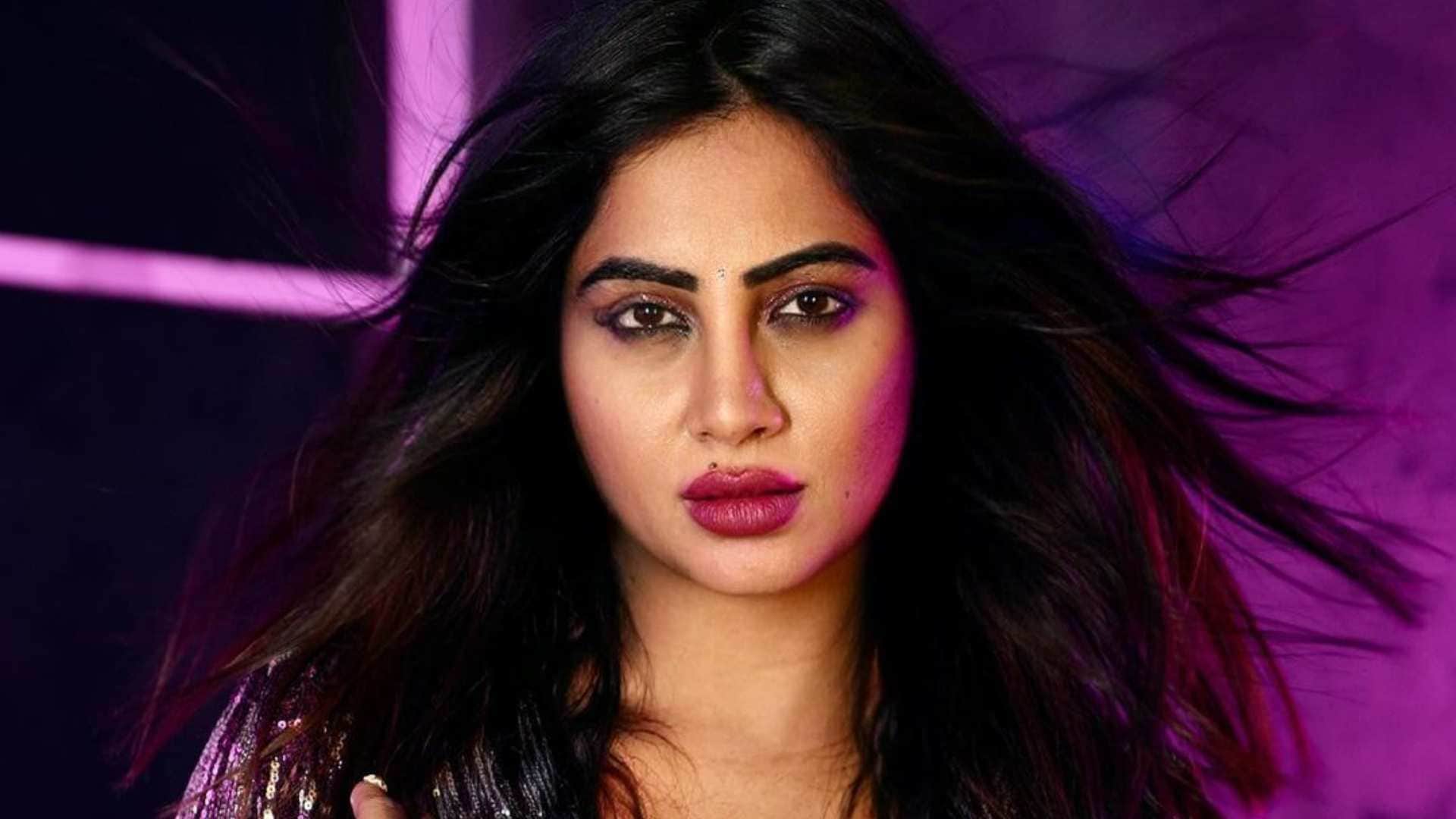 Arshi Khan get a hip augmentation Have had lip surgery before