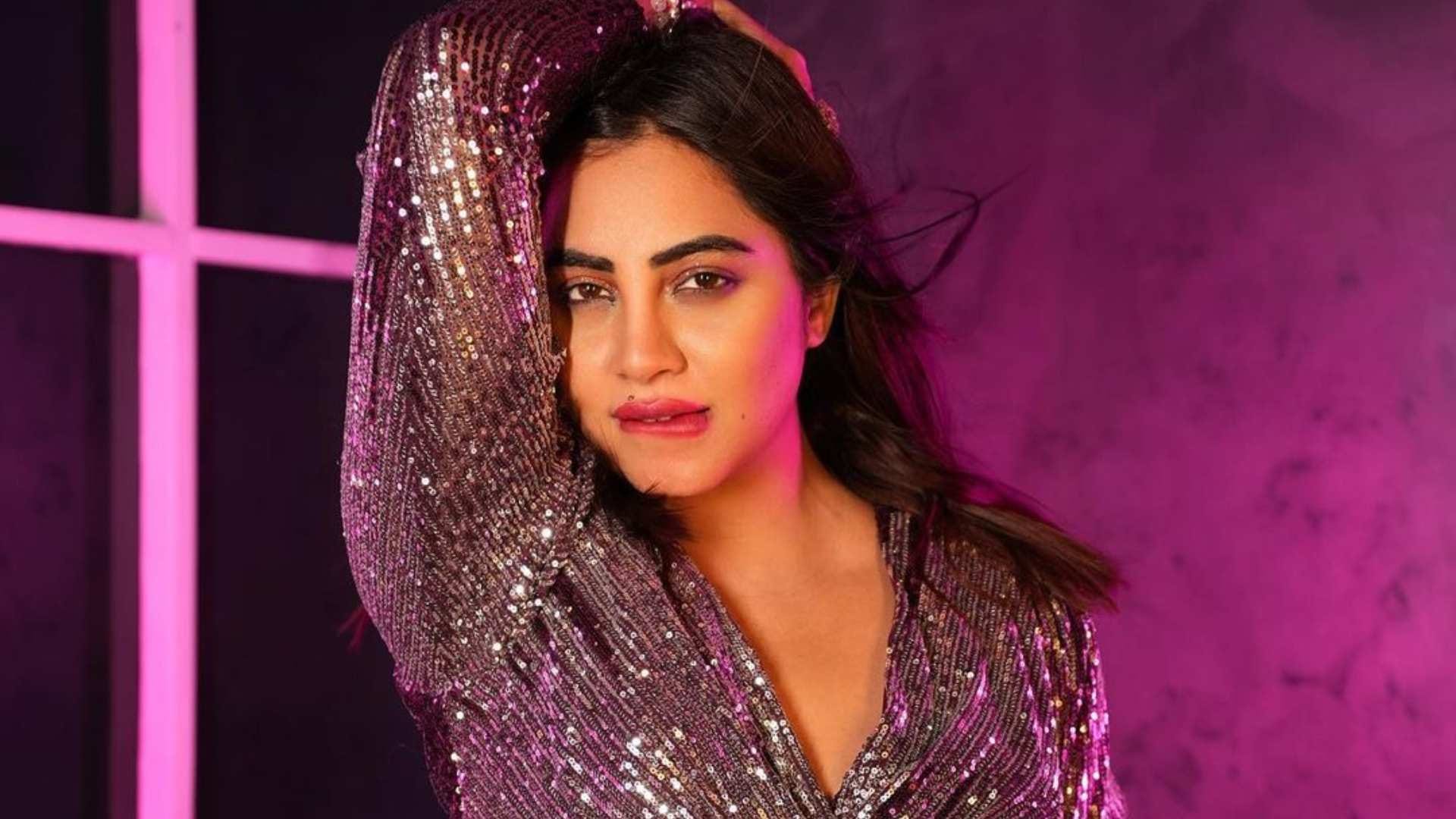 Arshi Khan get a hip augmentation Have had lip surgery before