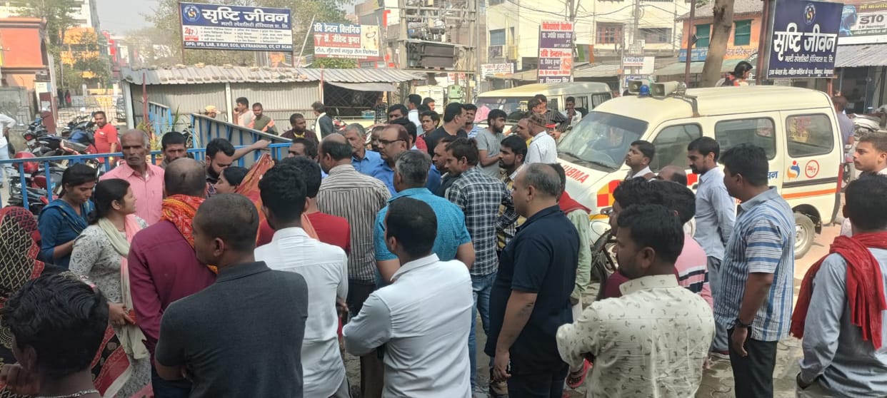 Begusarai: Uproar over death of mother and child due to unavailability of doctor, personnel beaten up