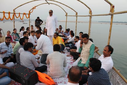 Beech Ganga IDA members played Holi of flowers: melodious songs with humorous poems adorned the gathering