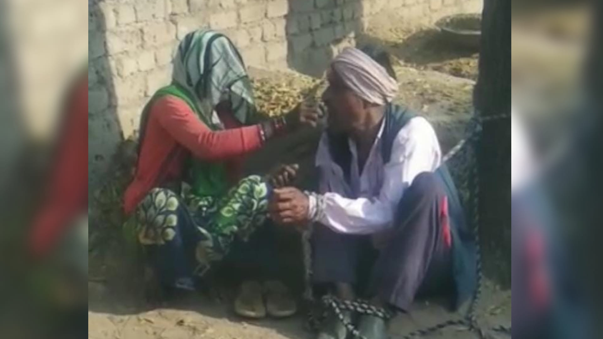 छतरपुर में बेटी के पिता ने बेटे के पिता को बांधकर पीटा।