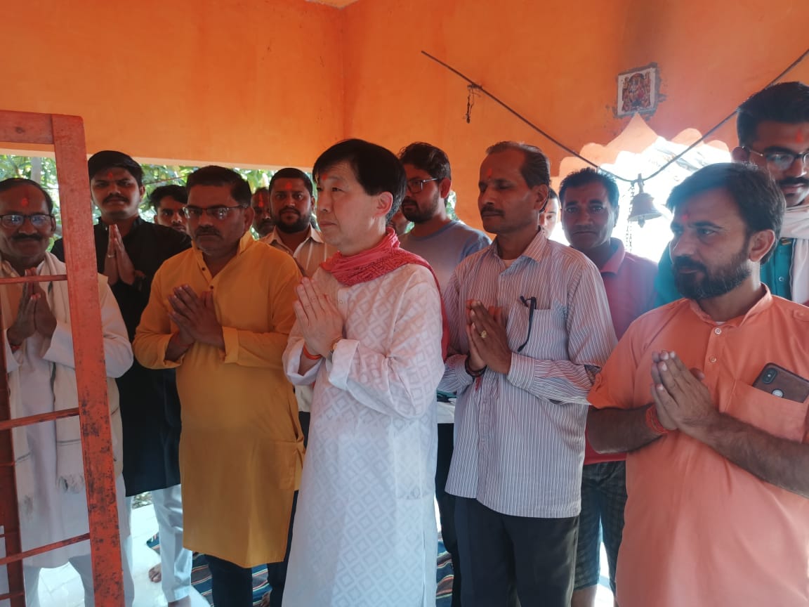 MP News: Japanese tourist who visited India adopted Hinduism, speaks Gayatri Mantra fluently