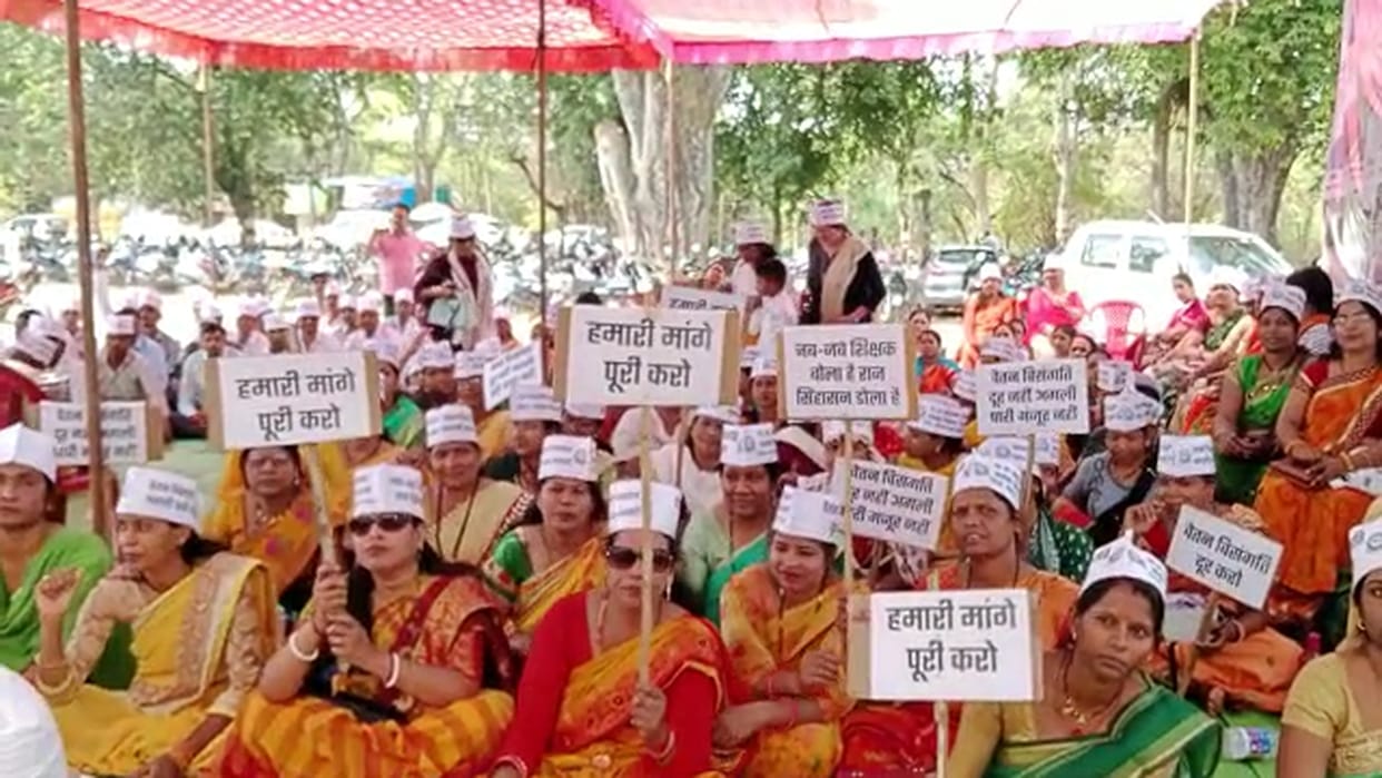 chhattisgarh teachers protest for demanding removal of pay discrepancy in gpm