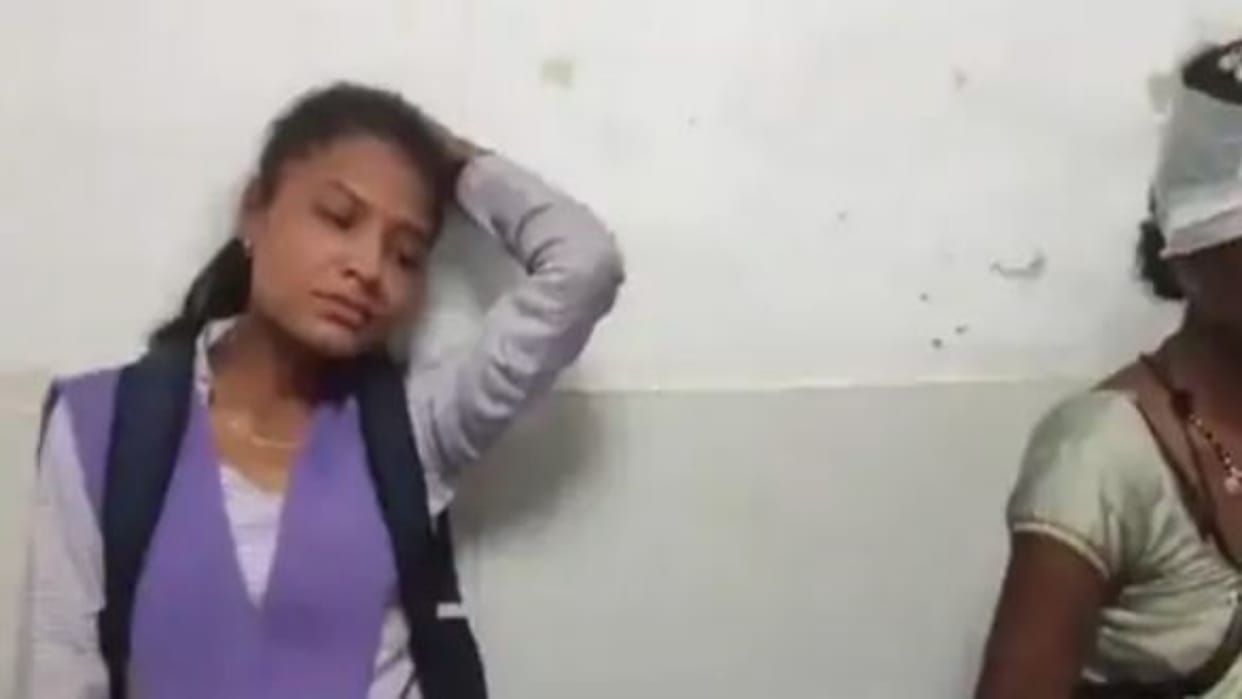 Chhindwara Auto overturned while trying to save the scooty driver five girl students injured