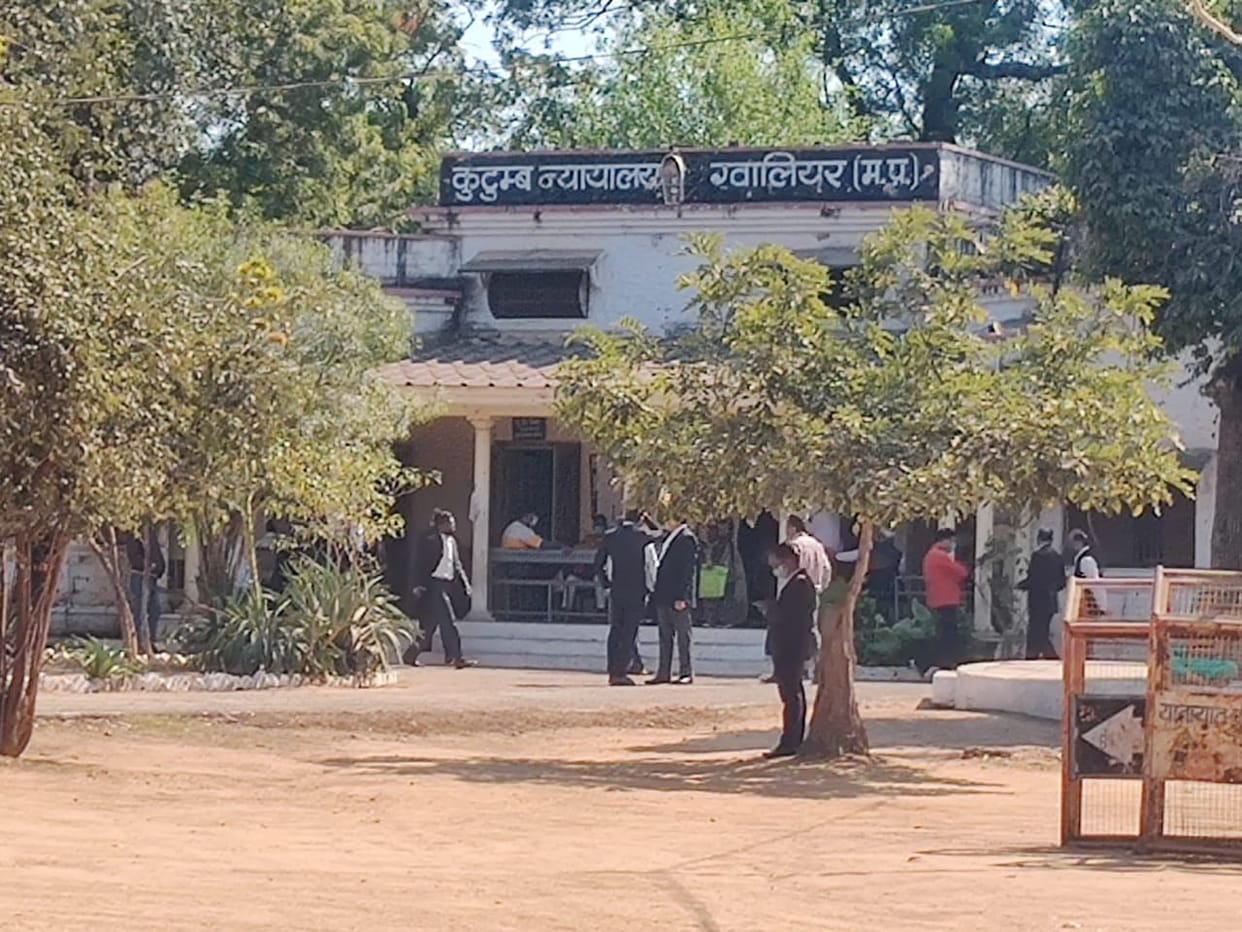MP News: Two wives divided their husbands, will keep them with them for three days, given one day leave!