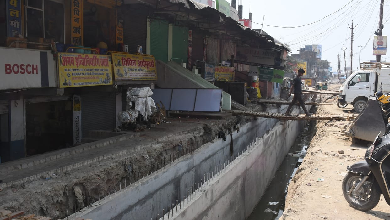 Padleganj-Nausad six lane road work incomplete at many places