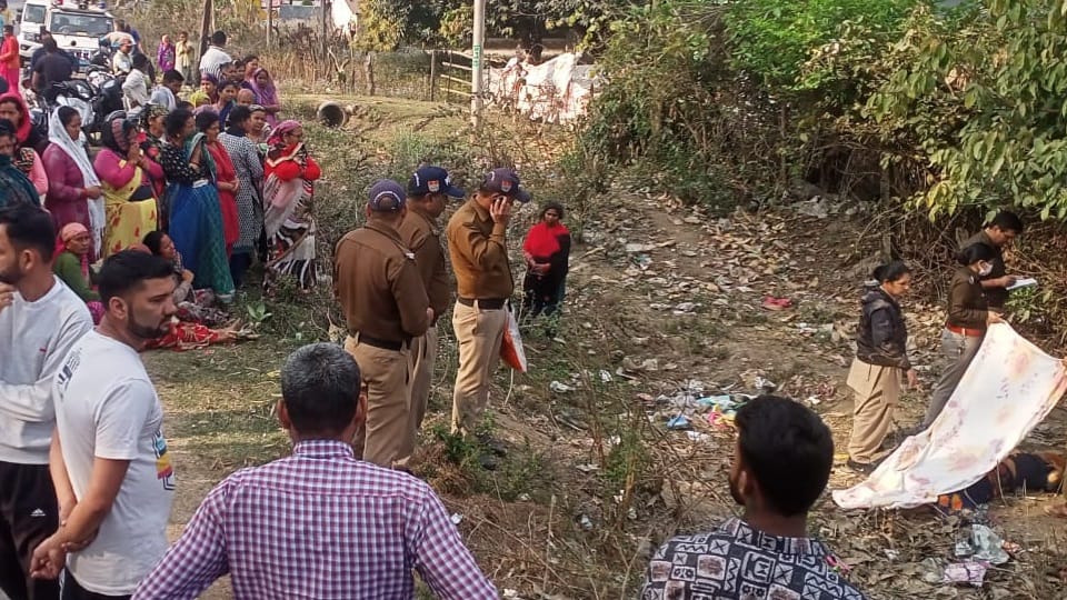 Uttarakhand Champawat News: Dead body of 83 year old woman found on highway Doubt Of Murder for Loot