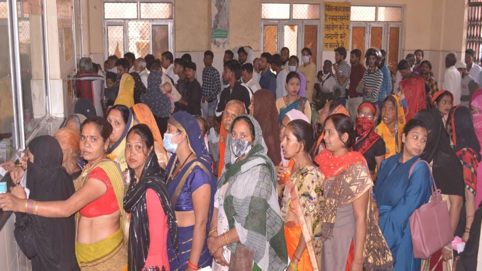 More than six thousand patients take medical advice in OPD of SN Medical College and District Hospital in Agra