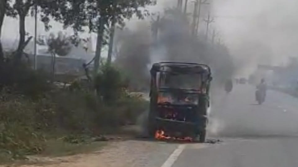 A sudden fire broke out in the CNG tempo carrying the ride