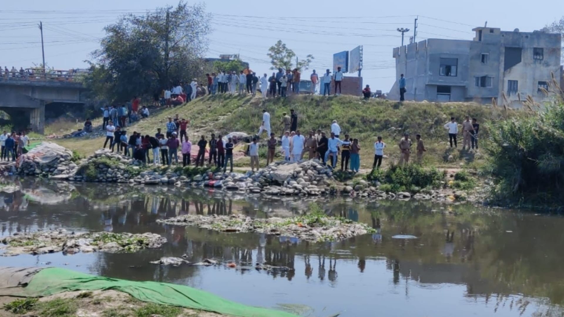 Fear of encounter in UP: A miscreant commits suicide by jumping into river and mourns in family