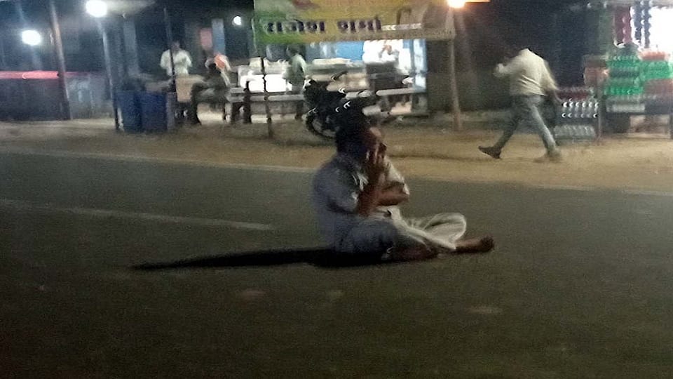 passenger sit on road after driver did not stop the roadways bus in mailani lakhimpur kheri