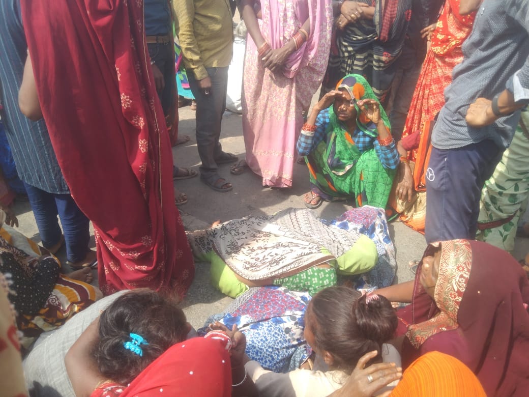 MP News: The dead body of a young man sleeping in the house was found in the canal, the family accused the nei