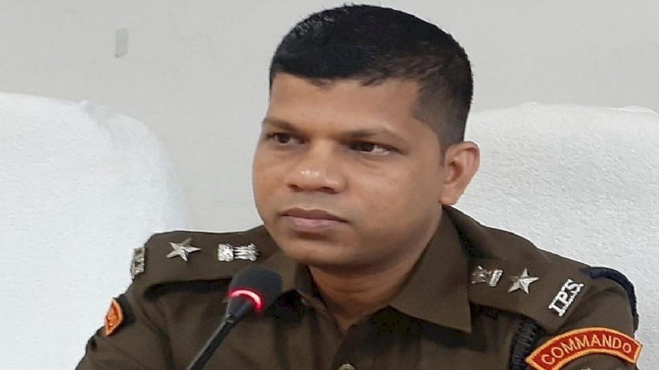 SSP prabhakar chaudhary suspended Daroga on charges of corruption in Bareilly