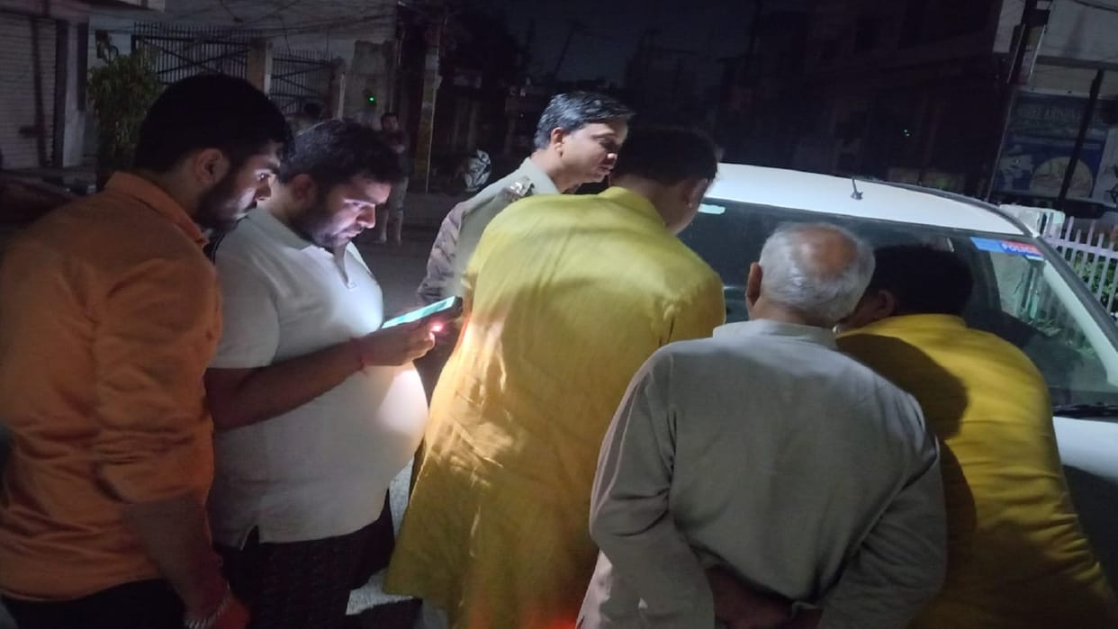 Three miscreants looted cash and gold chain from businessman