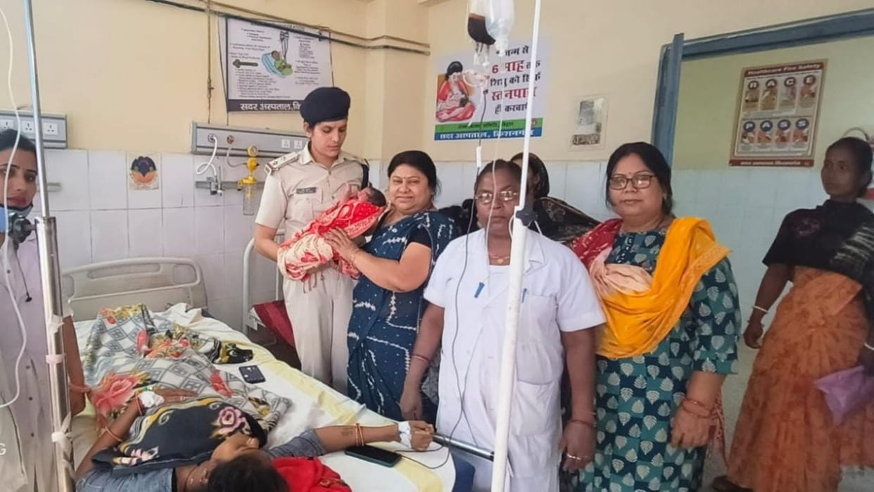 Woman of UP gives birth to a child in a moving train in Kishanganj, people are praising railway personnel