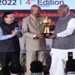 मल्लिकार्जुन खरगे को अवार्ड देते पूर्व राष्ट्रपति राम नाथ कोविंद।