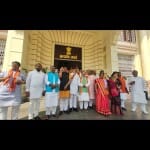 विधानसभा परिसर में प्रदर्शन कर रहे भाजपा विधायक।