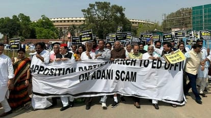 अदाणी मामला: विपक्षी नेताओं ने ईडी को लिखा पत्र, कहा- एजेंसी अपने अधिकार क्षेत्र का त्याग नहीं कर सकती अदाणी मुद्दे पर विपक्षी सांसदों का हंगामा जारी