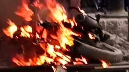 Bihar: Bike burnt on railway track in Patna, people busy making video from mobile