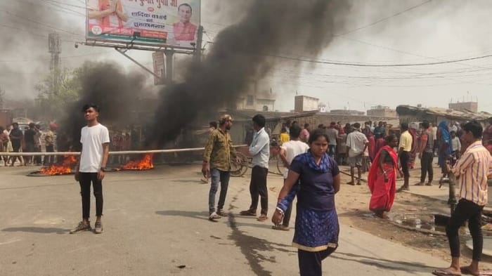 सीतामढ़ी में लाश सड़क पर रखकर प्रदर्शन से घंटों कई किलोमीटर का इलाका जाम से जूझता रहा।