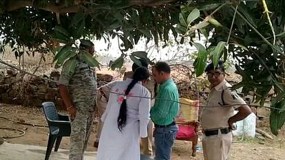 महिला की गला घोंटकर हत्या: ड्राइवर पति को कॉल कर कहा- हेल्पर परेशान कर रहा है; लौटा तो मिली पत्नी की लाश महिला की हत्या के बाद जांच के लिए पहुंची पुलिस।