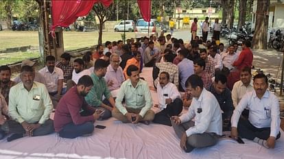 पुरानी पेंशन योजना: गोरखपुर बस्ती मंडल में बिजली कर्मियों का हड़ताल, नाराज अभियंताओं ने बंद किए CUG नंबर गोरखपुर में धरने पर बैठे बिजली कर्मचारी।