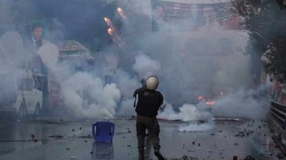 Imran Khan Arrest: इमरान खान के समर्थकों ने पाक पीएम के घर पर किया हमला, फेंके पेट्रोल बम Imran Khan supporters attack on PM Shehbaz Sharif House pakistan news and updates