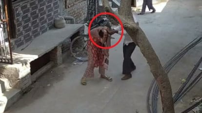 ससुर बना जल्लाद: कहासुनी में बहू पर ईंट से किया हमला, सिर पर आए 17 टांके, घटना सीसीटीवी कैमरे में हुई कैद महिला पर हमला करता आरोपी ससुर