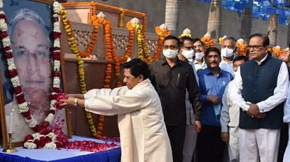 मायावती ने बहुजनों का किया आह्वान: बोलीं- तिरस्कार का जवाब देने के लिए सत्ता की मास्टर चाबी हासिल करना जरूरी बहुजन नेता कांशीराम को श्रद्घांजलि देतीं बसपा सुप्रीमो मायावती।