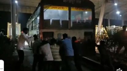 Mirzapur: सोनभद्र जा रही रोडवेज बस को धक्का लगाते दिखे लोग, सपा ने वीडियो शेयर कर साधा निशाना वायरल वीडियो की स्क्रीनशॉट