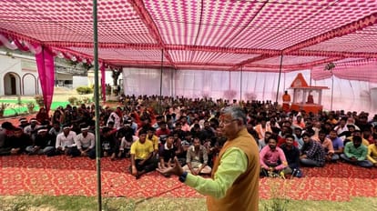 Mirzapur: जिला जेल में बंदियों से कारागार मंत्री ने किया संवाद, बोले- नियमों से खिलवाड़ पर नपेंगे जेलकर्मी जिला जेल में बंदियों से संवाद करते कारागार मंत्री