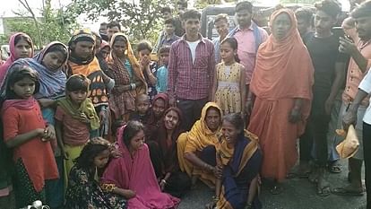 Bihar : बांका में किसान की हत्या, विरोध में सड़क पर जमकर बवाल; समझाने गई पुलिस को भी लोगों ने खदेड़ा घटना के बाद रोते-बिलखते परिजन।