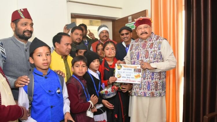 Phooldei 2022: देवभूमि में फूलों से सजी हर घर की दहलीज, बच्चों के साथ मंत्रियों ने भी मनाया उत्सव, तस्वीरें फूलदेई उत्सव मनाते मंत्री सतपाल महाराज
