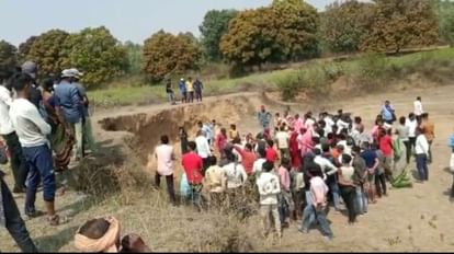 MP News: शहडोल जिले के झारौसी में मुरम खदान धंसी, दबने से दो मजदूरों की मौत शहडोल में खदान धंसने से दो की मौत हो गई।