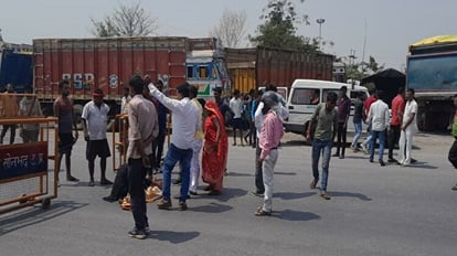 सड़क पर बालक का शव रख परिजनों ने किया प्रदर्शन