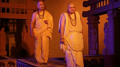 उज्जैन में चाणक्य की प्रस्तुति देते अभिनेता मनोज जोशी।