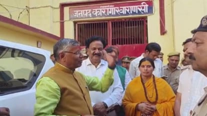 Varanasi: कारागार मंत्री ने जिला और सेंट्रल जेल का किया निरीक्षण, अफसरों से बोले- शिकायत कतई नहीं आनी चाहिए वाराणसी जिला जेल के बाहर कारागार मंत्री