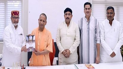 Varanasi: सीएम योगी ने 'श्री काशी विश्वनाथ मंदिर से धाम तक तीन कानून' का किया लोकार्पण पुस्तक का लोकार्पण करते सीएम योगी