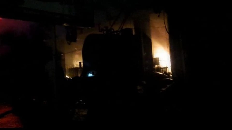 Fire broke out at Khungar Sweets in Sirsa at midnight