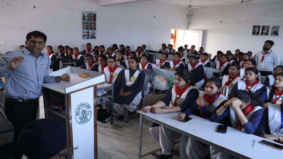 Students took tips to become IAS in Caravan Pragati Path