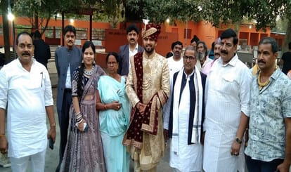 groom raja reached by helicopter to see off bride in Bhadohi up crowd said damad ho to aisa