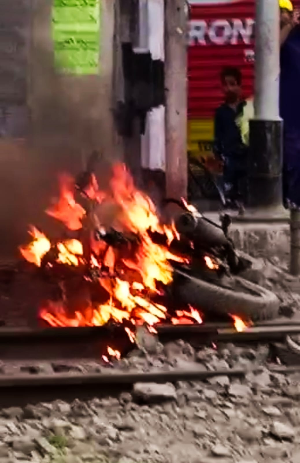 Bihar: Bike burnt on railway track in Patna, people busy making video from mobile