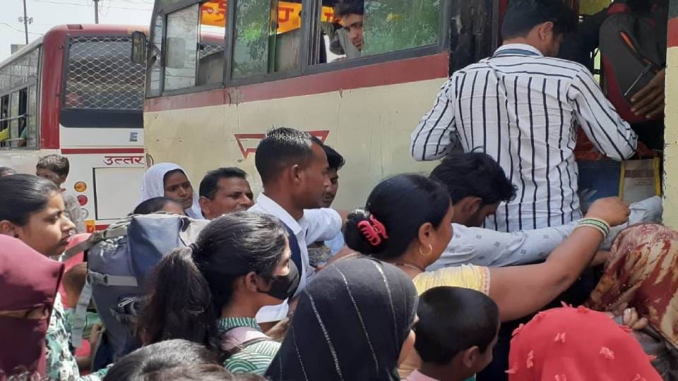 people are returning to metros but are facing problems due to paucity of buses After Holi in Kasganj