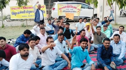 Demonstration in Gorakhpur regarding restoration of old pension scheme
