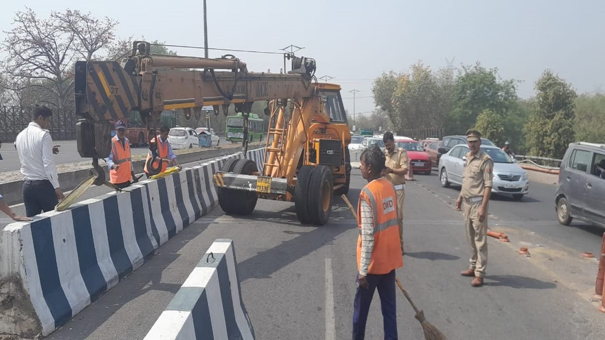 Lane increased by removing divider between DND to Rajnigandha