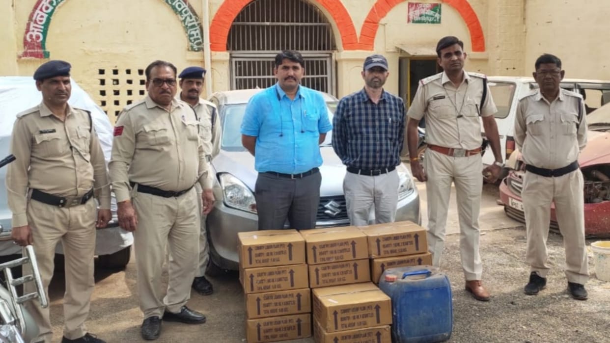 Excise department team caught smuggler carrying 14 boxes of country liquor by car in Shivpuri