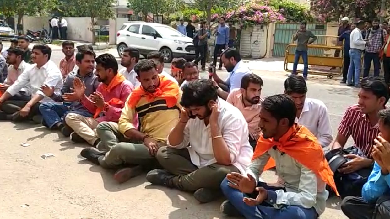 Rajasthan: ABVP arrested for showing black flags to CM, activists surround Gandhinagar police station