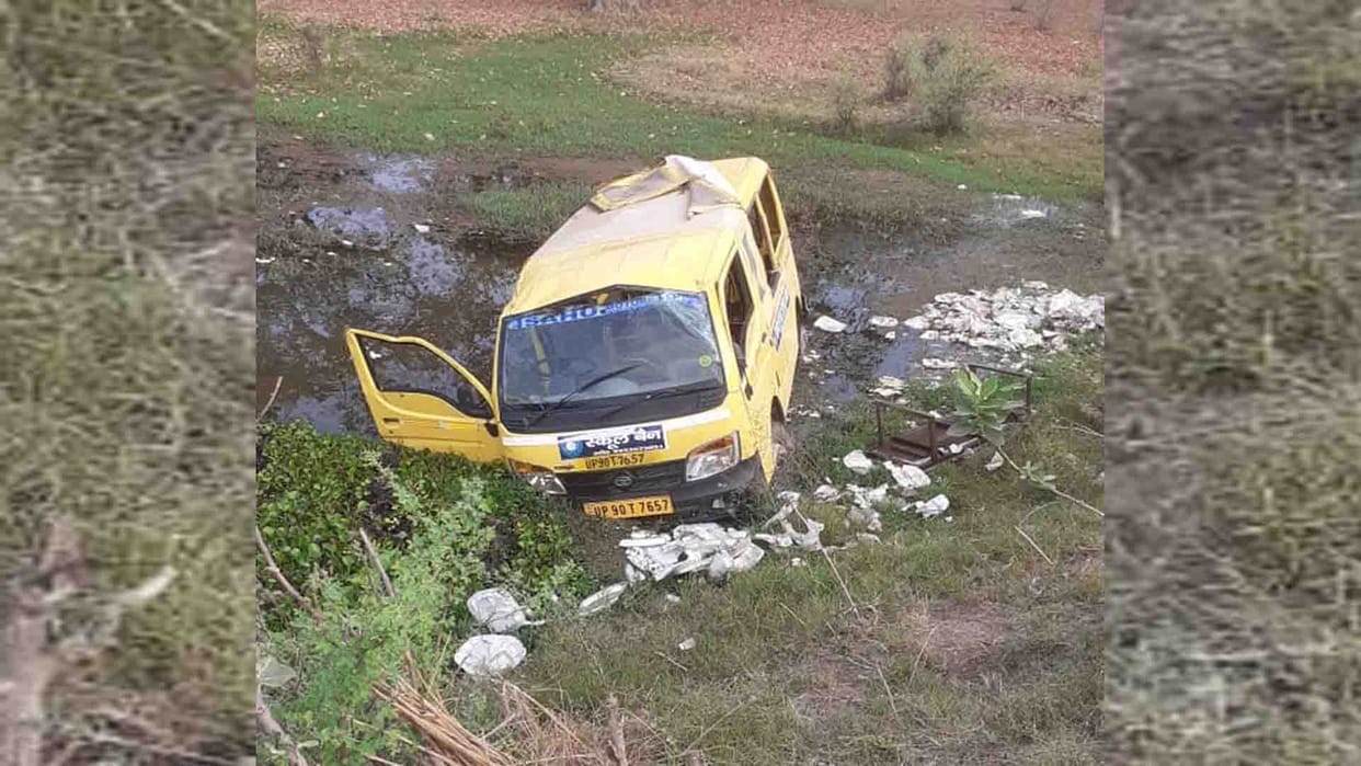 Banda: school van overturned in a ditch, 8 children injured